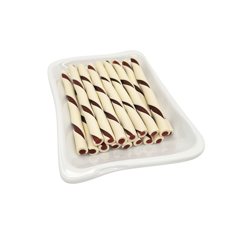Snack/bastoncini da masticare per cani intrecciati, bicolore e multigusto, per alleviare lo stress e pulire i denti.